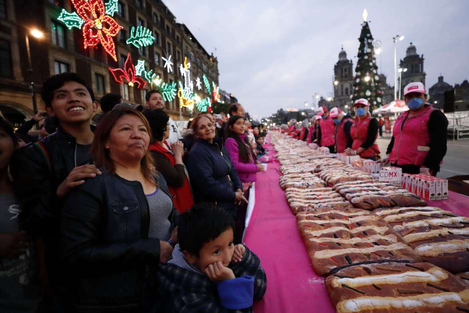 Miles de mexicanos esperan a Reyes Magos comiendo una rosca gigante