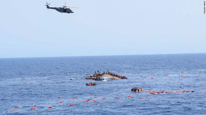 Al menos 25 muertos en un naufragio de migrantes ante costas libias