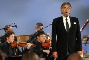 Tenor Andrea Bocelli con 60 músicos en concierto en República Dominicana