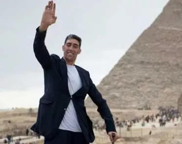 El hombre m·s alto del mundo y la mujer m·s pequeÒa del mundo visitan Egipto