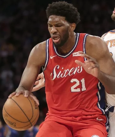 Lesión mano de Embiid parece no es peligrosa