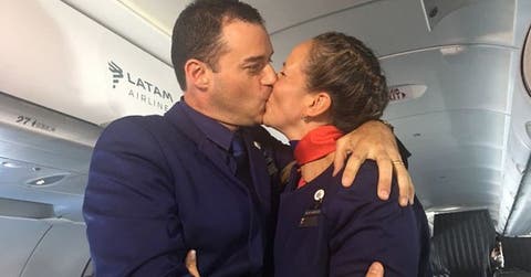 Amor en el aire: papa casa a pareja chilena en pleno vuelo