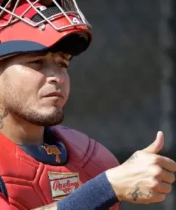 Yadier Molina manda a novato Willson Contreras a respetar los rangos