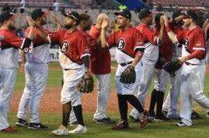 Jugadores de los Leones celebran luego de la victoria ayer.