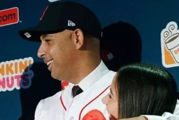 Alex Cora y los Medias Rojas le llevan ayuda a Puerto Rico