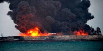 Petrolero iraní se hunde por completo en el mar de China y deja 32 muertos