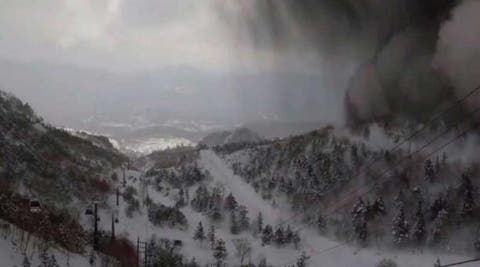 Dos muertos y cientos de heridos en Japón por nevadas y erupción volcánica