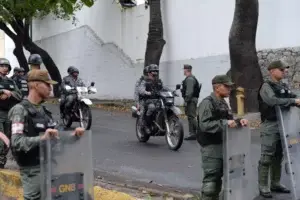 Policía venezolana custodia morgue en donde está cuerpo del exagente Pérez