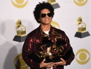 on el Grammy por "24K Magic", su tercer álbum, Mars dejó atrás también a tres nominados del hip hop, entre ellos "4:44" de Jay-Z, que pese a tener ocho nominaciones se fue a casa con las manos vacías.