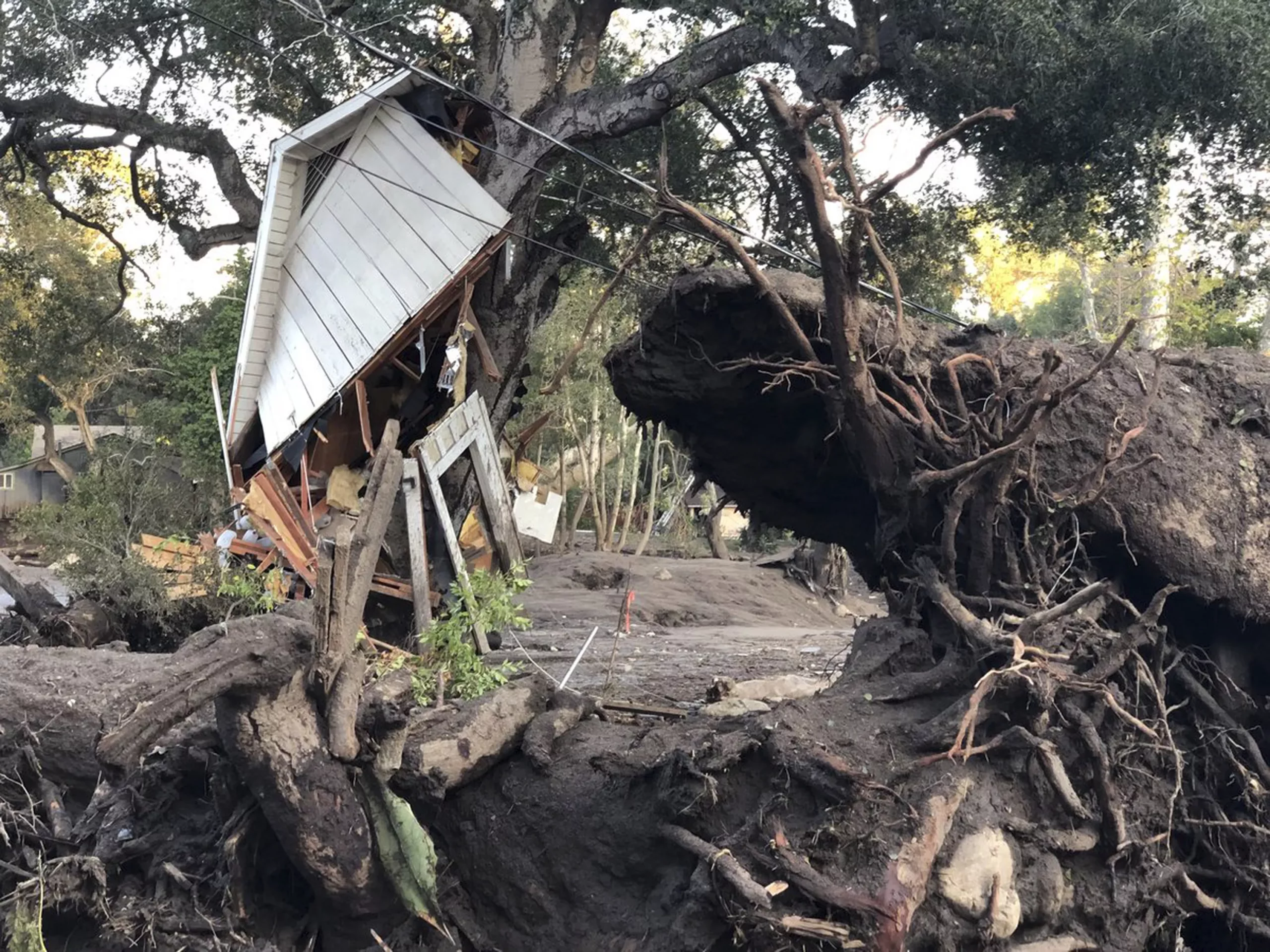 Angustiosa búsqueda de víctimas tras inundaciones en California