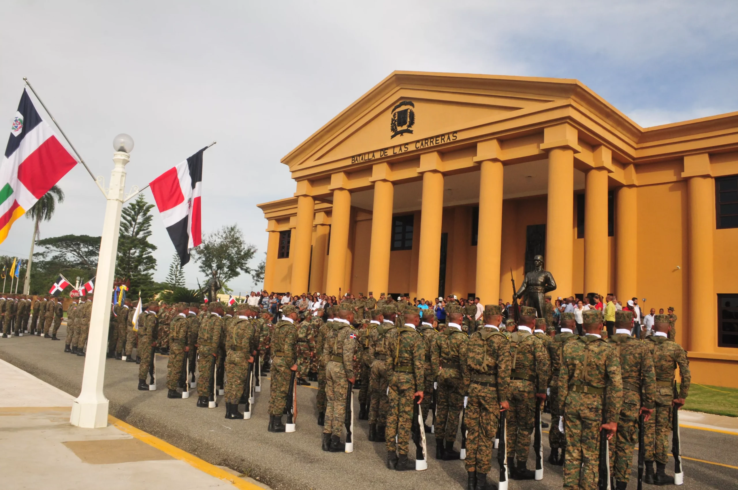 Jóvenes ingresan a la  Academia Militar como aspirantes a cadetes