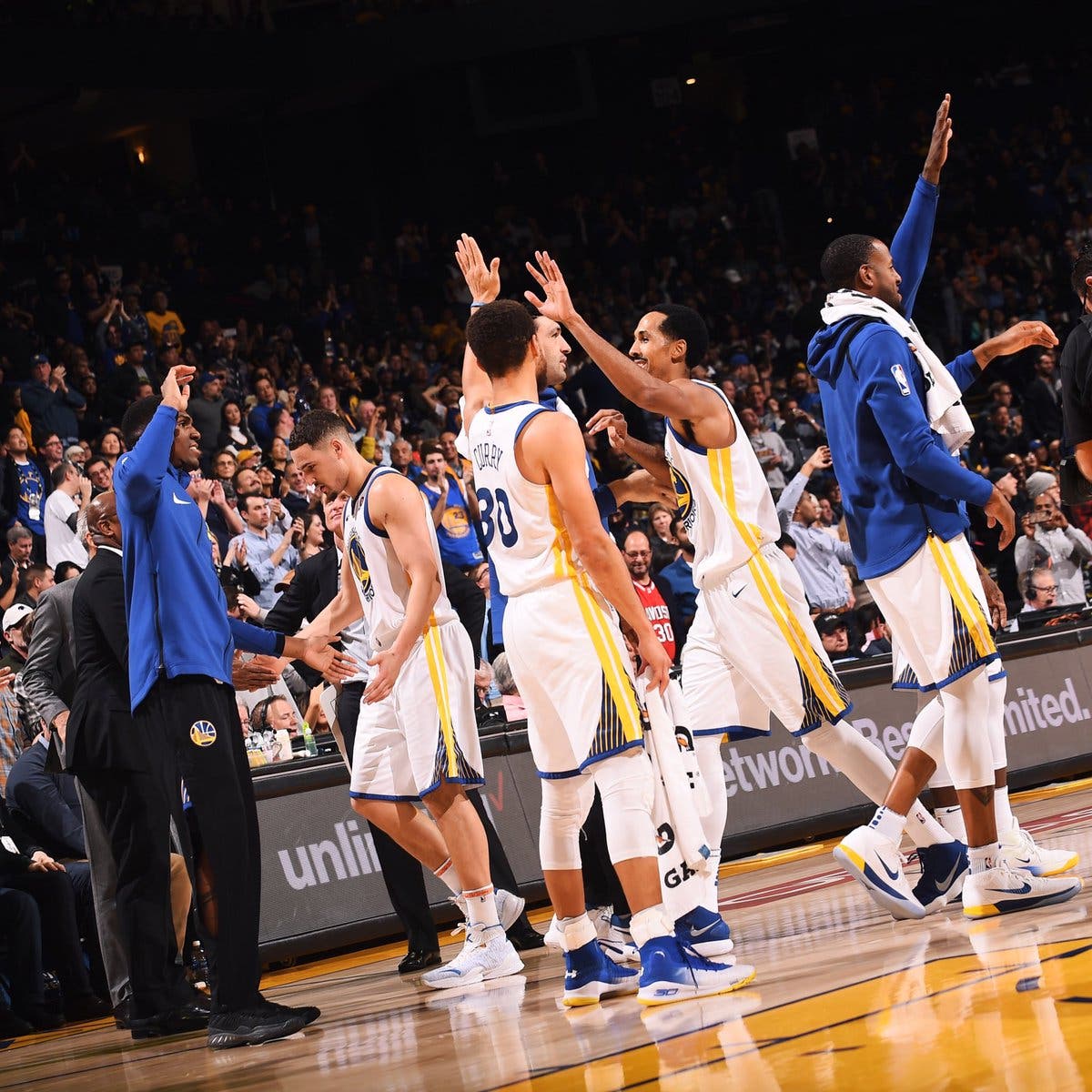 Warriors marchan imparables; Timberwolves humillan a Cavaliers