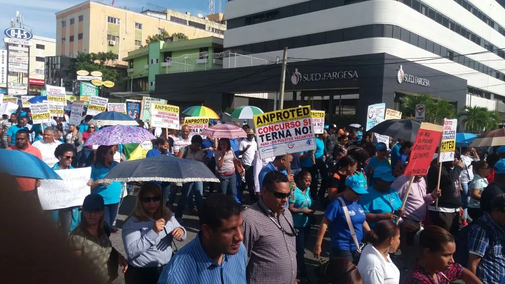 ADP protesta frente al Ministerio de Educación en rechazo de ordenanza