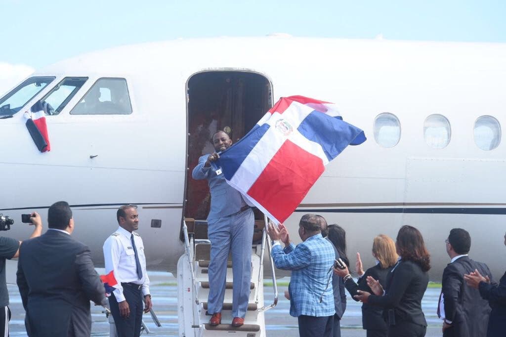 Vladimir Guerrero es recibido con honores a su llegada a República Dominicana