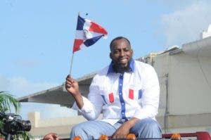 Guerrero pone en alto la bandera dominicana a su llegada al país, tras ser elevado al Salón de la Fama de Cooperstown. Fotos: Fuente externa