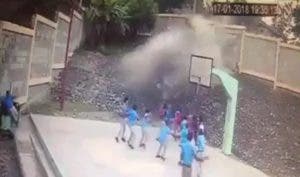 Estudiantes se salvan de milagro cuando camión atravesó pared de escuela en La Vega