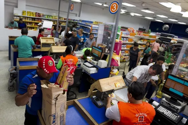 Oposición venezolana dice inspecciones a supermercados buscan control social