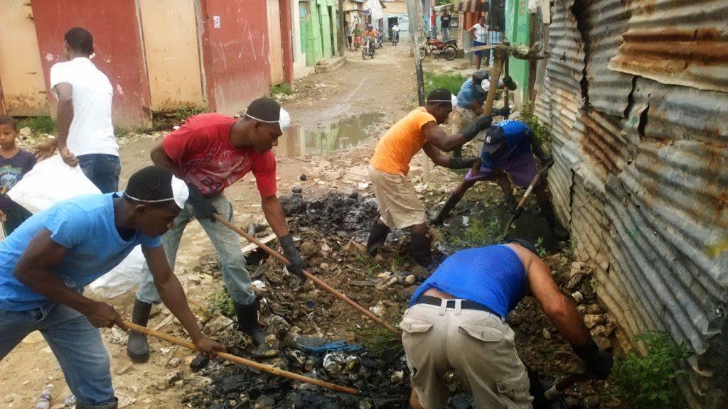 Hombres del barrio trabajan para mejorar su entorno.