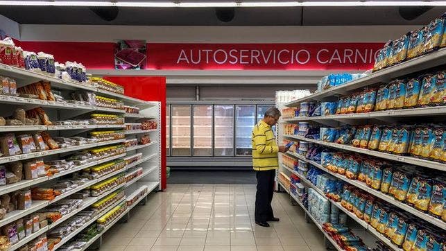 Inspectores ordenan bajar precios en 26 cadenas de supermercados en Venezuela