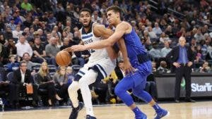 Towns impone mejor racha de doble-dobles seguidos; ganan Barea y Felicio