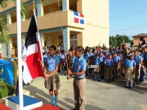 Maestros de Puerto Plata no cobran sus salarios desde el año pasado; suplidores del desayuno escolar suspenden servicio