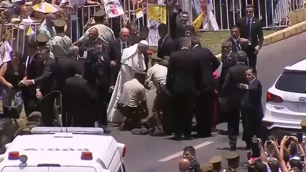 Francisco se baja del papamóvil para socorrer a policía que cayó de caballo