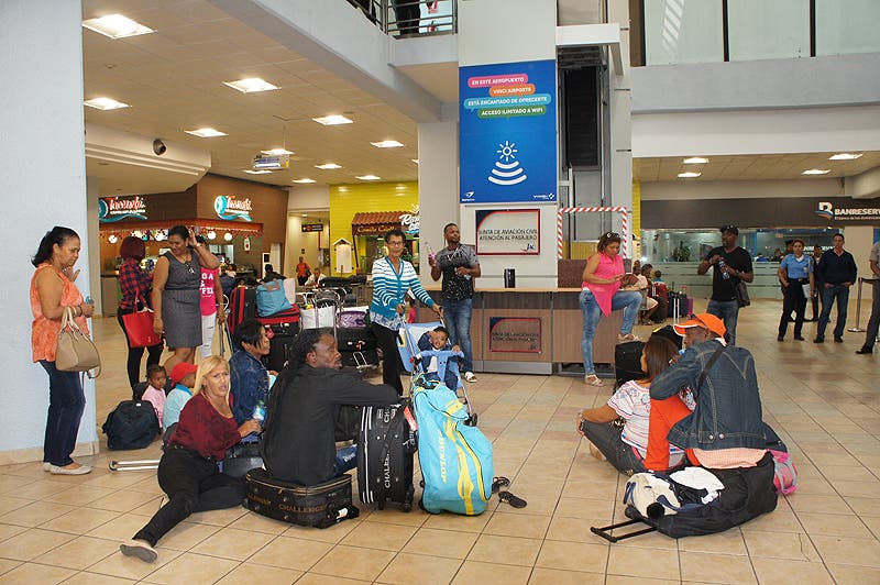 Pasajeros de Pawa Dominicana realizan piquete en Aeropuerto Las Américas