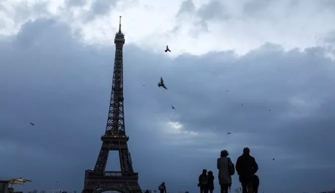 La Torre Eiffel cierra por las fuertes ráfagas de viento provocadas por una tormenta