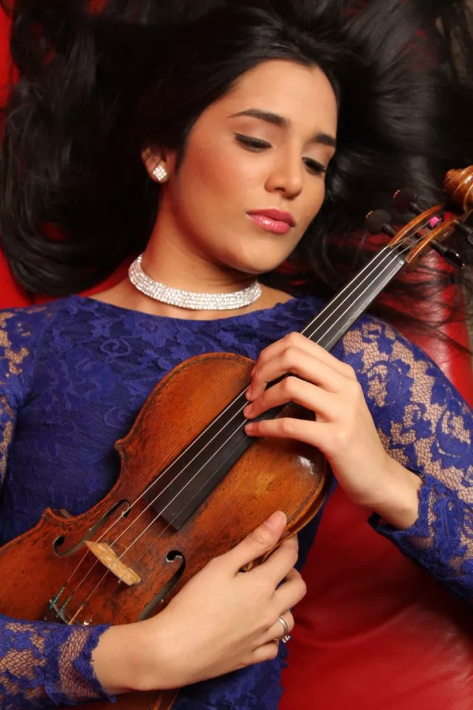 Violinista dominicana Aisha Syed se presentará en el Carnegie Hall