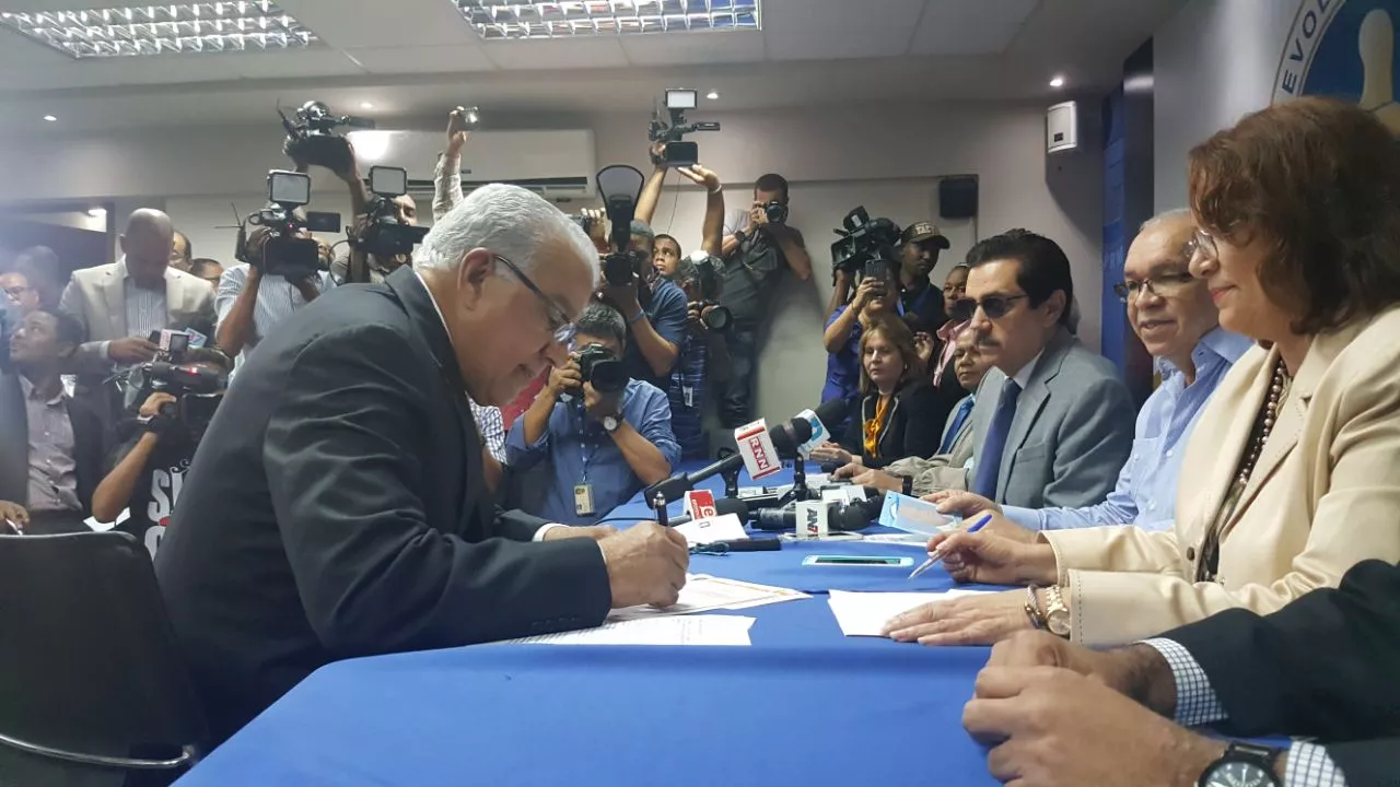 Andrés Bautista inscribe su candidatura para continuar como presidente del PRM