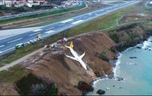 Un avión turco con 162 pasajeros cae por un acantilado sin que haya heridos