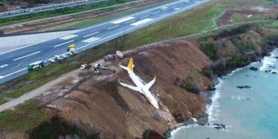 Un avión turco con 162 pasajeros cae por un acantilado sin que haya heridos