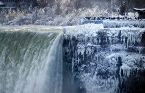 El frío crea un paraíso invernal en cataratas del Niágara