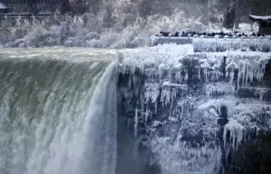 El frío crea un paraíso invernal en cataratas del Niágara