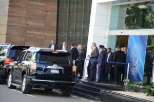 El presidente Danilo Medina y algunos de llos cancilleres acompañantes salieron de la sede donde se lleva a cabo la quinta ronda de negociaciones. Foto: José de León/El Día.