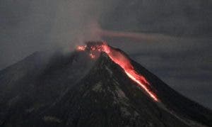 Más de mil evacuados al hacer erupción un volcán en Filipinas