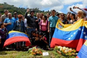  Familiares y amigos de José Díaz Pimentel y Abraham Agostini, dos de los otros seis disidentes asesinados a tiros junto con el ex policía de élite Óscar Pérez en una sangrienta operación policial, asisten a su funeral en un cementerio en Caracas el 20 de enero de 2018. AFP