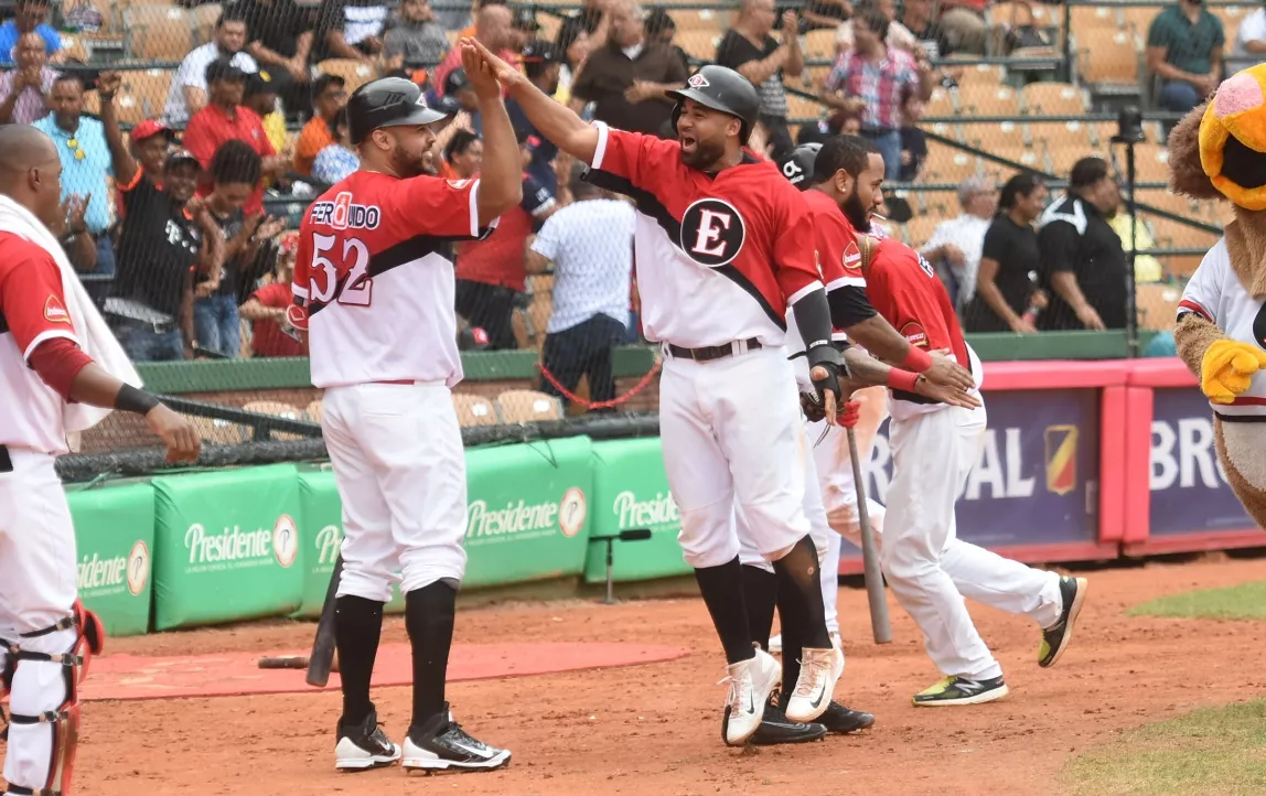 Los Leones derrotan a las Águilas 10-5 y se acercan al segundo lugar