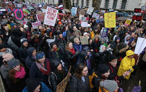 Centenares de personas marchan por los derechos de las mujeres y contra Trump en Europa