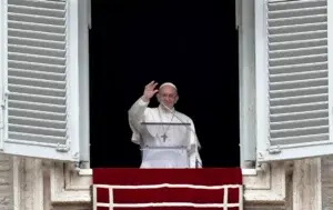 El papa Francisco bautiza a 34 bebés en la Capilla Sixtina