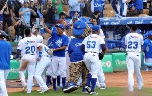 Los Tigres del Licey derrotan a las Águilas Cibaeñas 10-1 y empatan la Serie Final 2-2