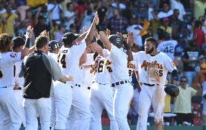 Águilas, a uno de la corona al vencer al Licey