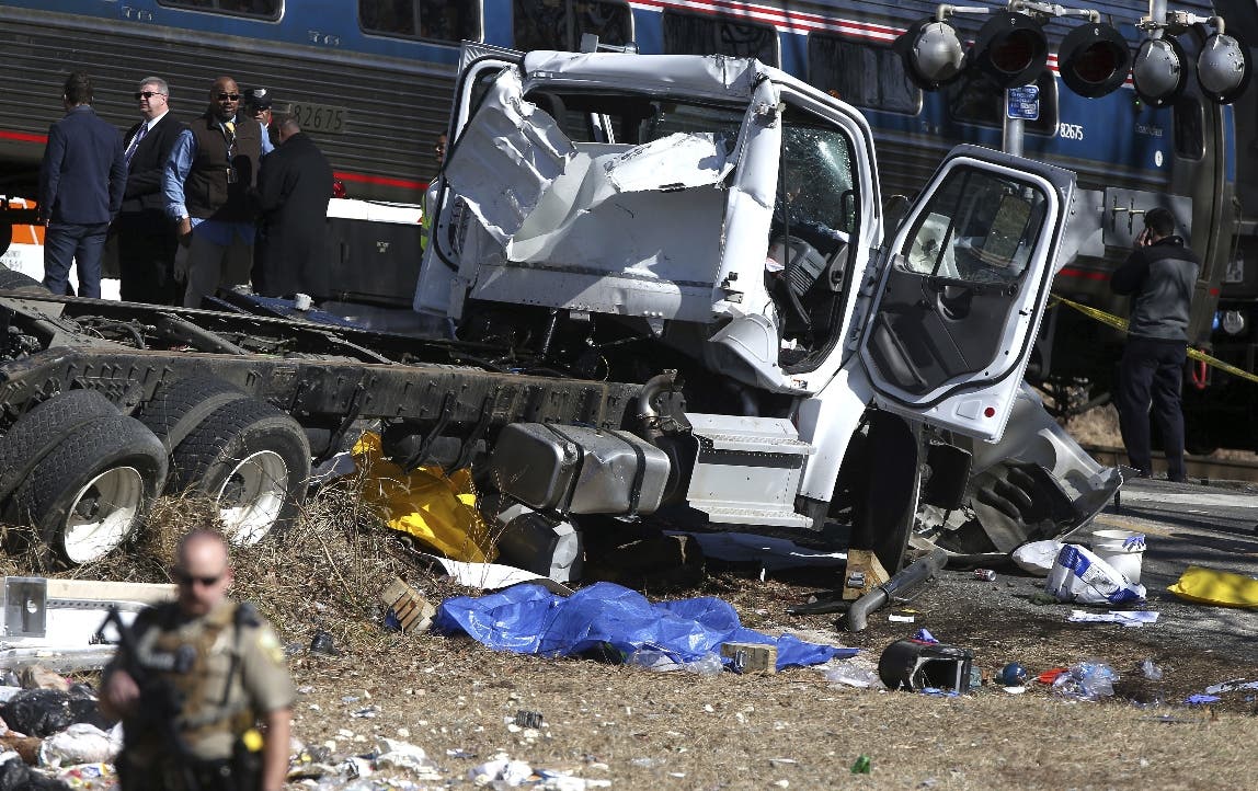 Un muerto tras choque de tren con legisladores republicanos a bordo en EEUU