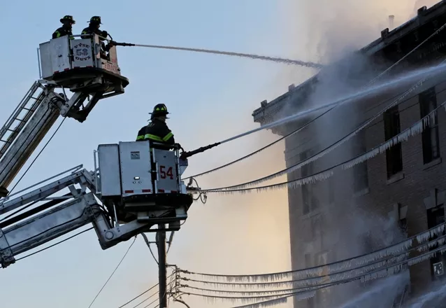 Aumentan a 16 los heridos por incendio en edificio en El Bronx