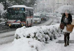 Cancelan vuelos y trenes por mayor nevada en cuatro años en Japón