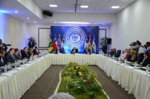 Oposición espera “contraofertas” para decidir acuerdo con Gobierno venezolano