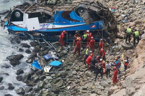 Mueren 36 personas al caer autobús a un abismo en Perú