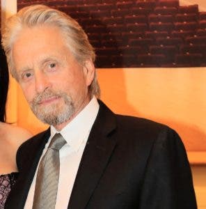 Michael Douglas niega acusación de acoso sexual