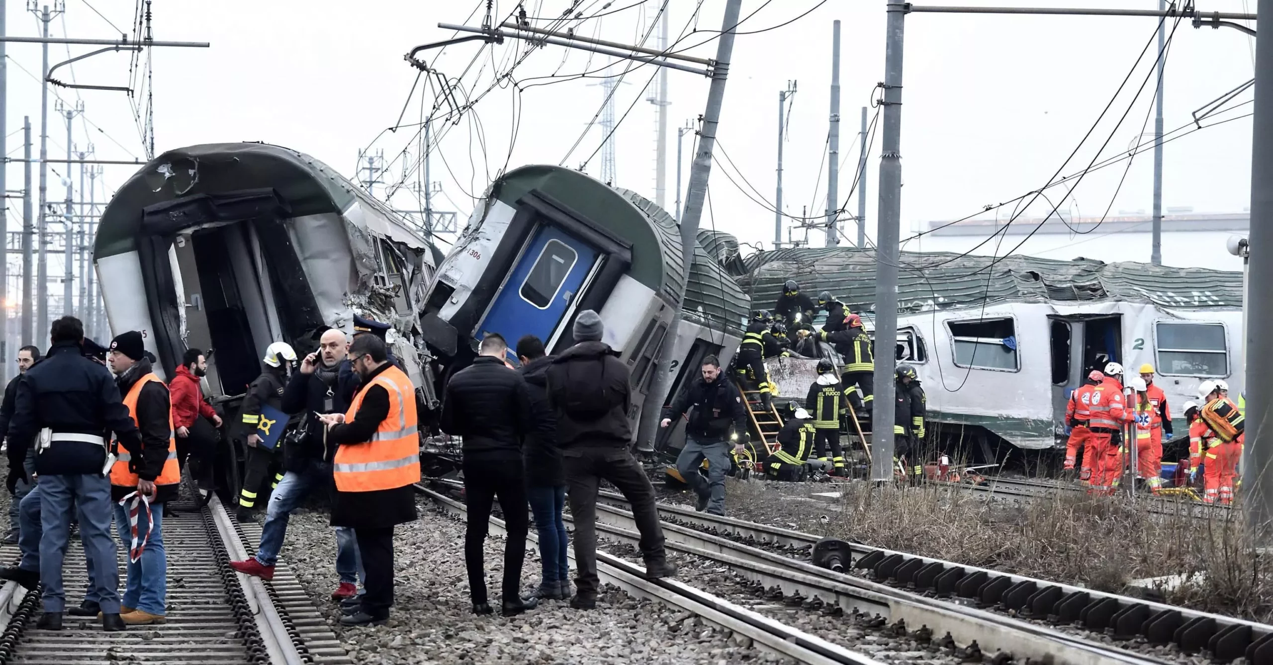 Tres muertos y decenas de heridos por el descarrilamiento de un tren en Milán