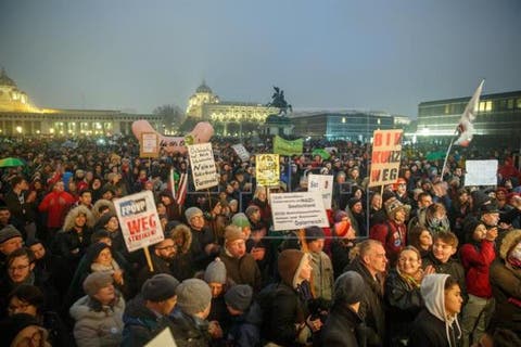 Miles de austríacos protestan contra la deriva ultraderechista del Gobierno